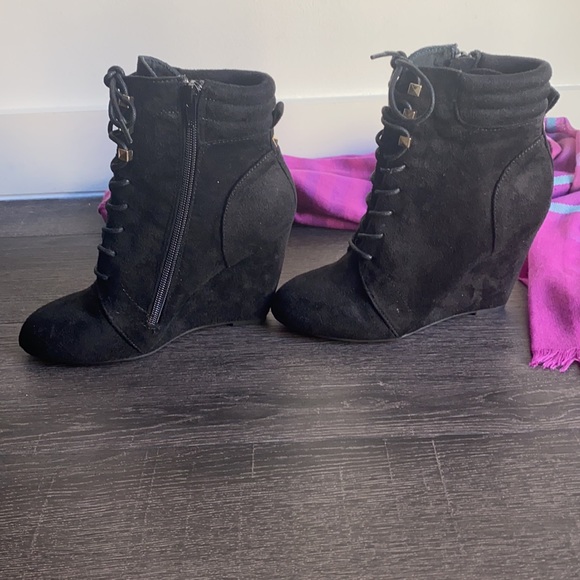 Brand new!   Never worn suede wedge bootie - Picture 3 of 8